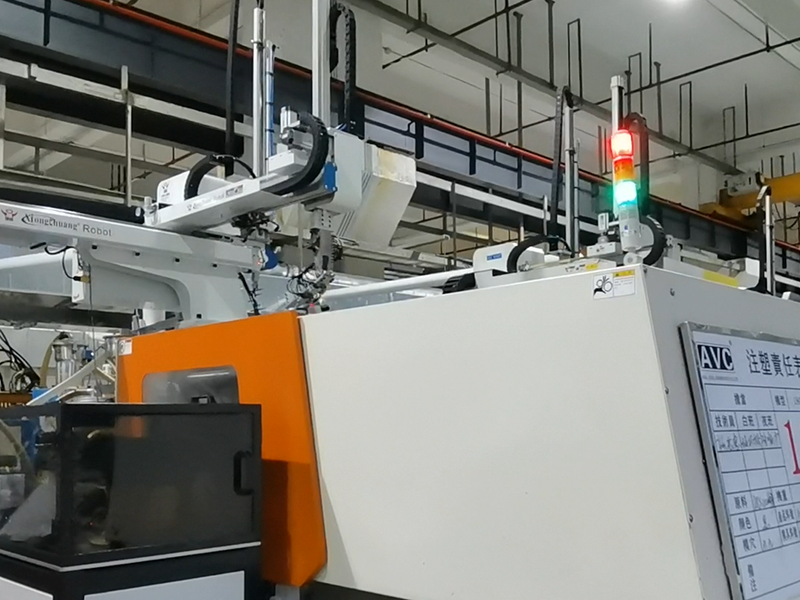 William希尔机械手铜套埋取自动化